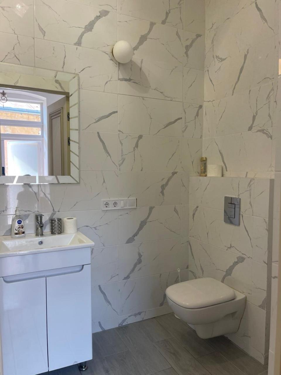 Newtone Apartment Tsjernivsi Buitenkant foto