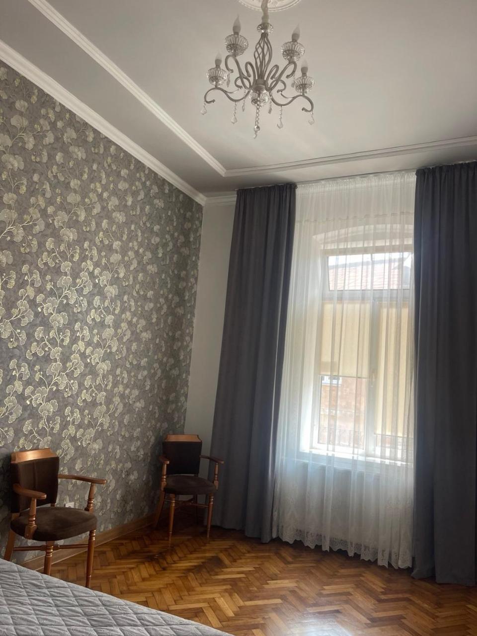 Newtone Apartment Tsjernivsi Buitenkant foto