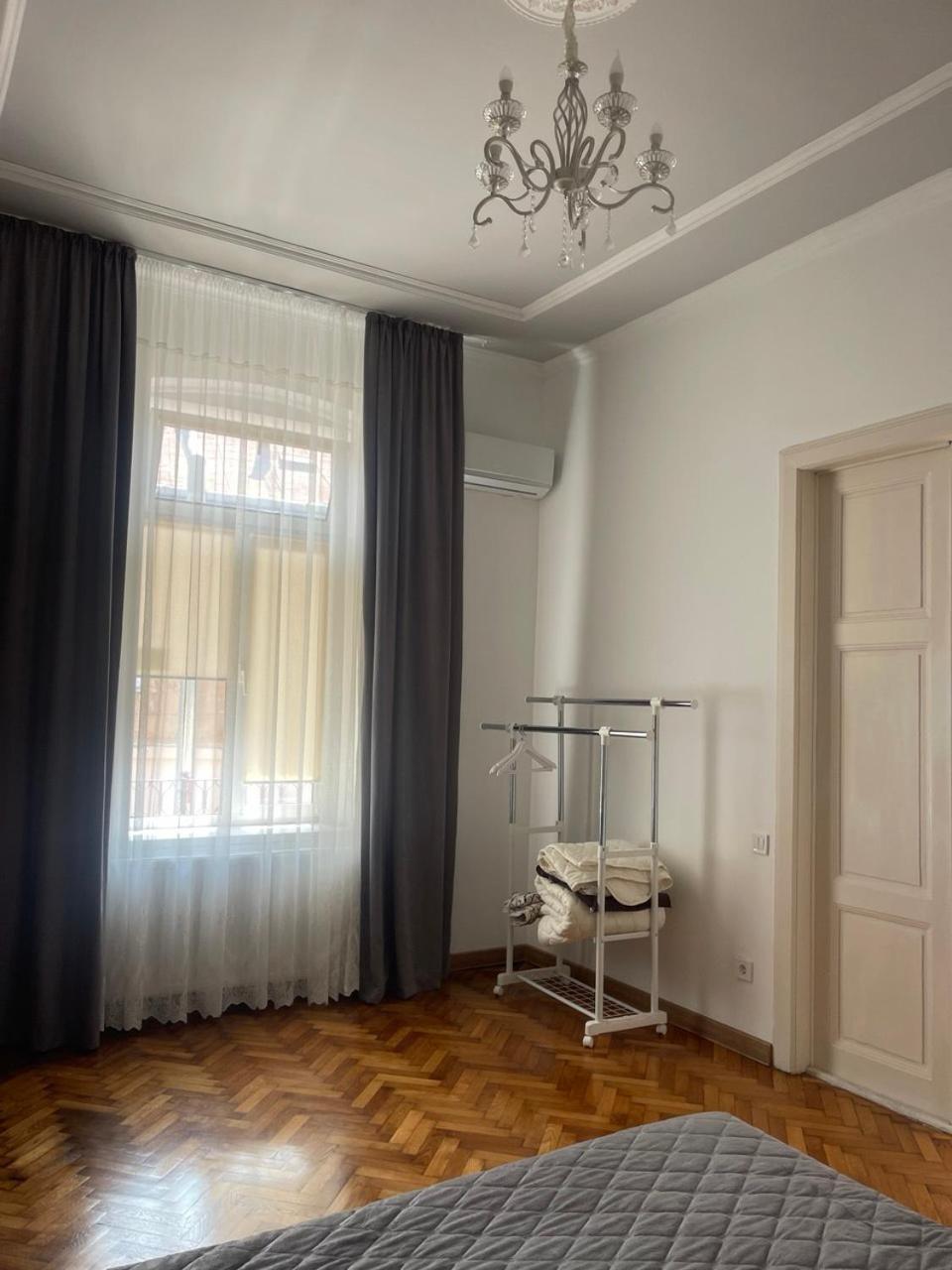 Newtone Apartment Tsjernivsi Buitenkant foto
